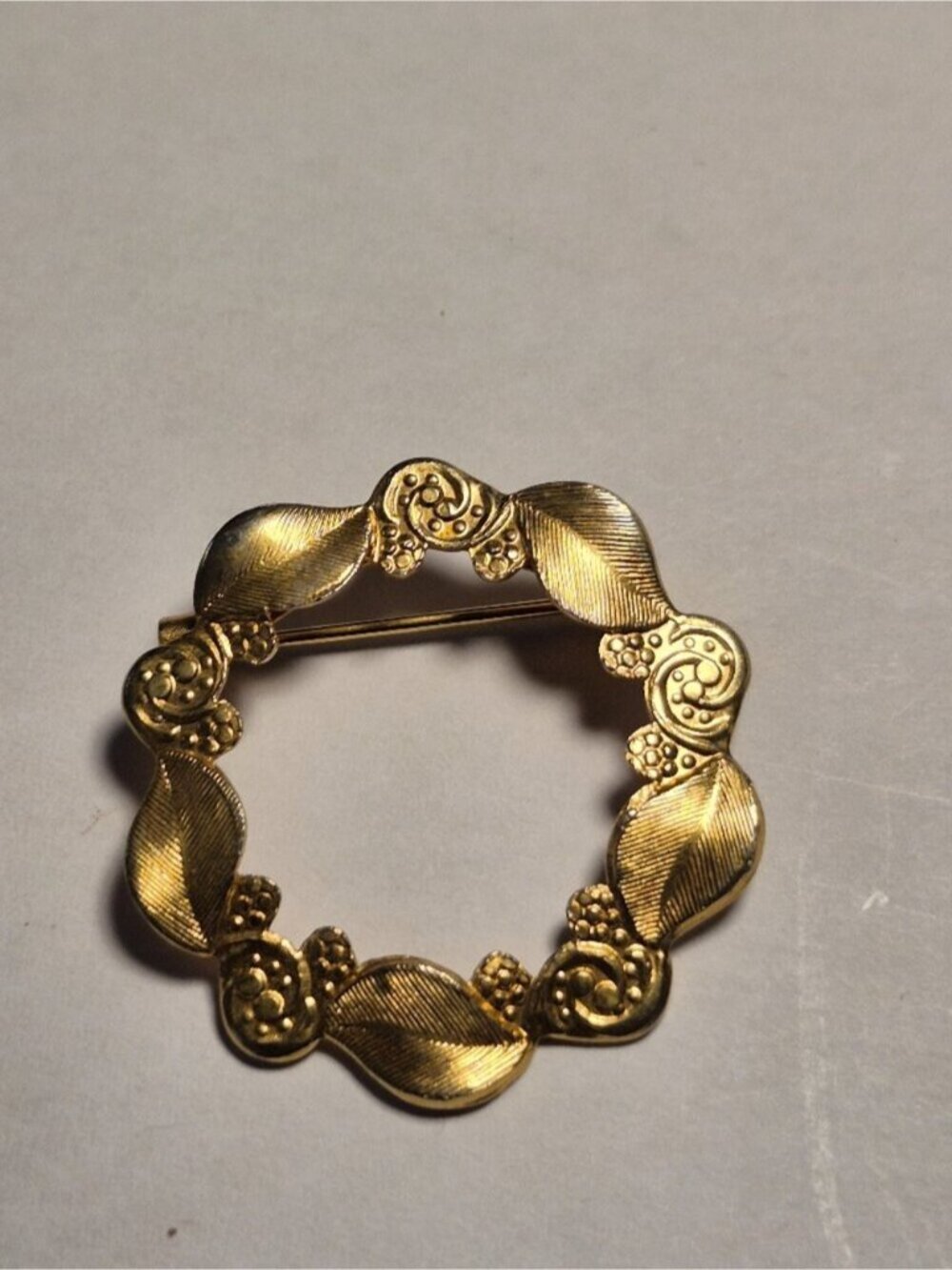 Vintage Gold Tone Leaf & Swirl Wreath Pin Brooch Textured Open Circle
